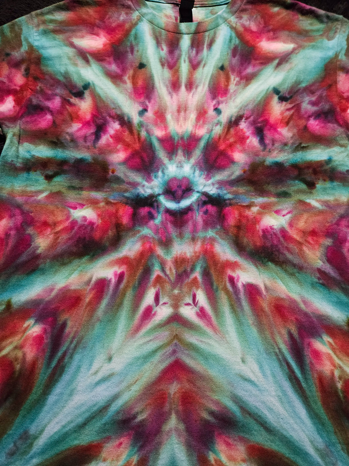 Medium Psychedelic Trails Symmetrical Variation